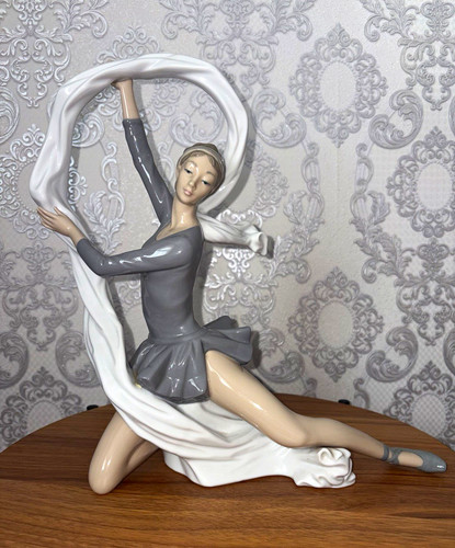 Nao lladró porcelain - by,
