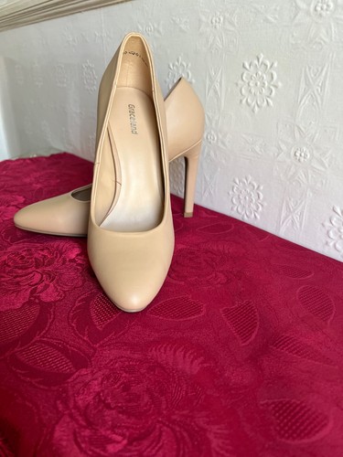 New size ladies beige shoes - new,