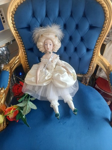 Artist dressed marie - dressed,