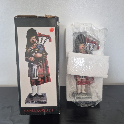 Sculptures scottish soldier - uk,
