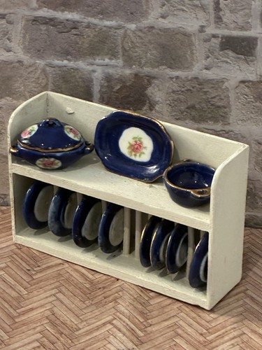 Dolls house scale - dolls,