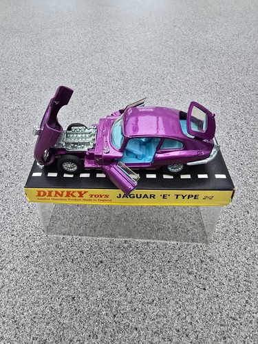 Dinky toys 131 jaguar - 131, type