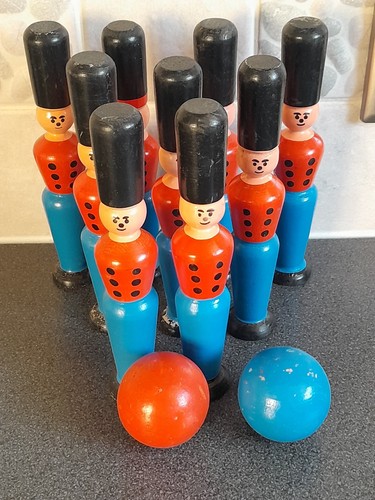 Wooden toy soldiers - , skittles