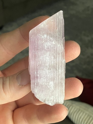 Natural pink spodumene - *,