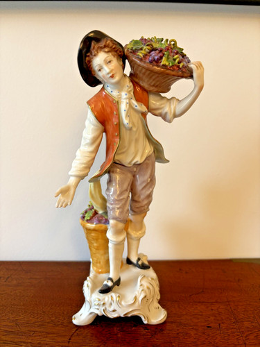 Capodimonte figurine grape - figurine,