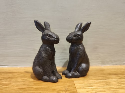 Mini cast iron hare - cast,
