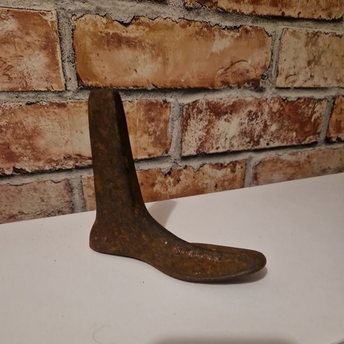Vintage cast iron cobbler shoe - iron,