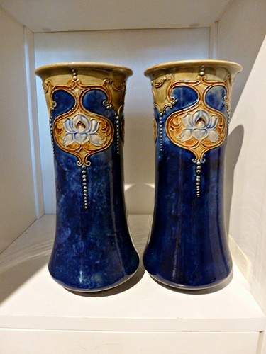Two 23cm doulton lambeth - 9”/23cm,