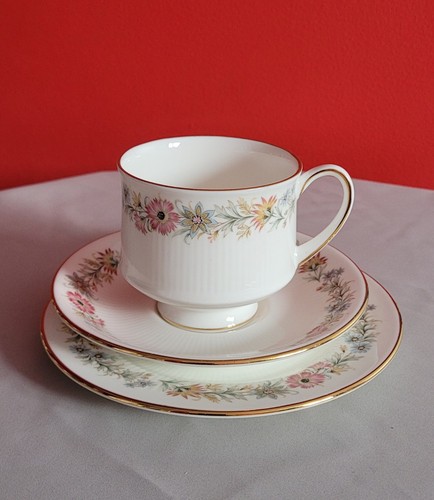 Royal albert tea set pieces - set,