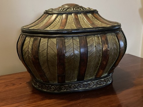 Large vintage decorative urn - large,