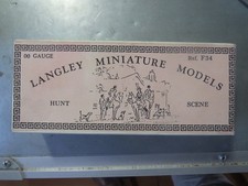 LANGLEY MODELS   (20-1802) OO GAUGE RED 34  X HUNT SCEAN NEW IN UN OPENED BOX