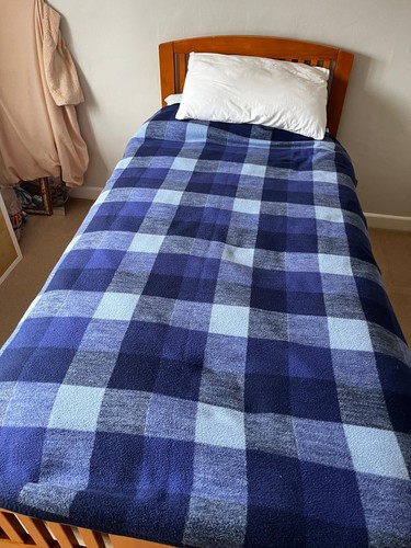 Solid wood trundle bed