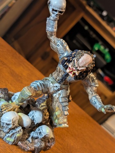 Predator statue numbered - predator,