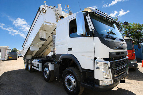 2017 volvo 8x4 tipper - ,