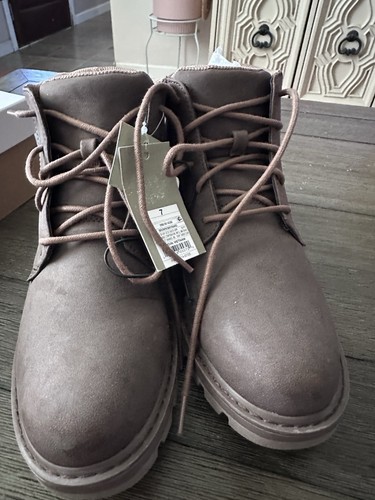 Women brown boots size 7 - women’s,