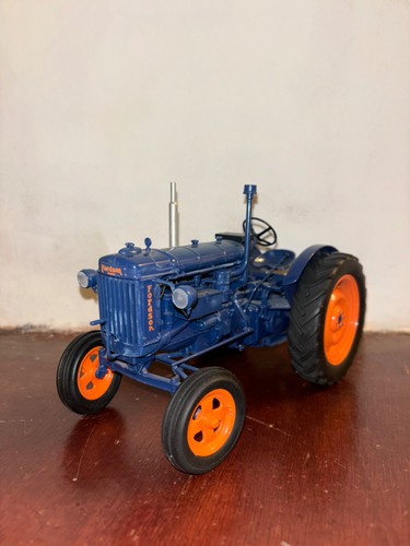 Universal hobbies fordson - universal,
