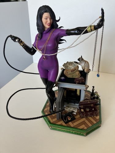 Comics catwoman statue - catwoman,