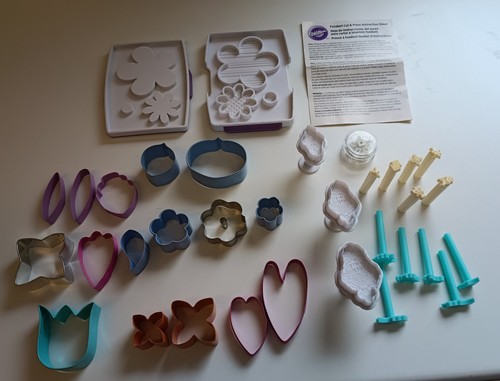 Cake decorating cutters