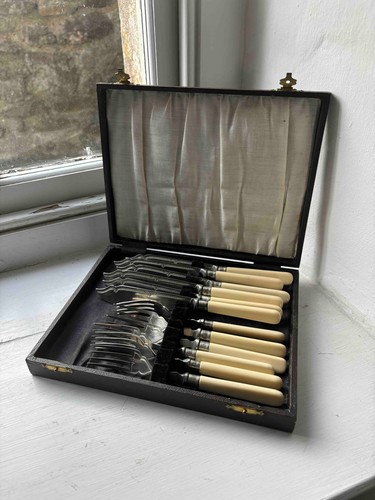 Vintage piece boxed cutlery - 12,