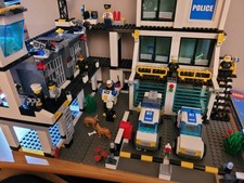 LEGO City Police Headquarters 7744 Set complete with Manuals, 10x mini figures