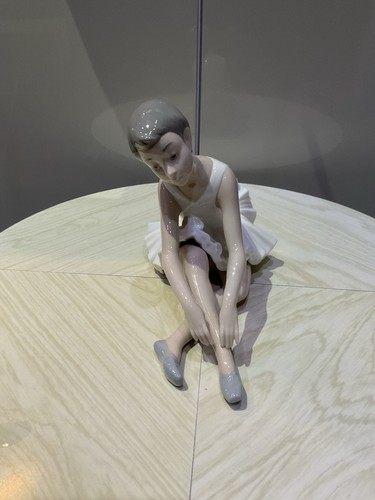 Ballerina sitting nao - sitting,