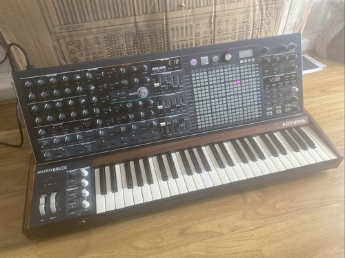 Arturia matrixbrute analog - arturia,