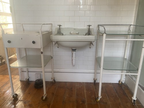 White vintage sink and taps - ,