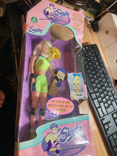 Sindy skateboard doll - skateboard, vintage