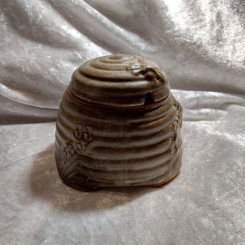 Pottery beehive lidded honey - lidded,