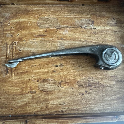Morris minor bonnet badge - minor,