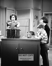 MARY TYLER MOORE & ANN GUILBERT IN "THE DICK VAN DYKE SHOW" 8X10 PHOTO (CC-198)