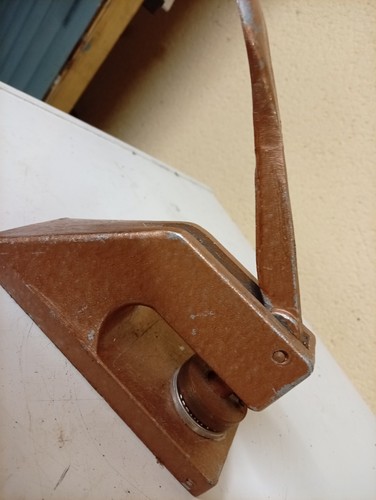 Vintage cast iron working - cast,