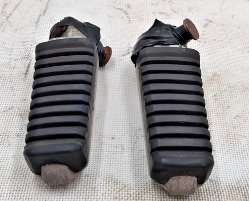 Pair footrest pegs - pegs,