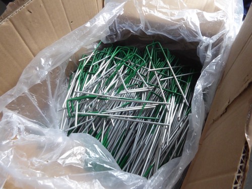 Green galvanised shape pins - green,