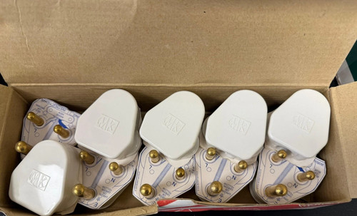15a white round three pin - mk,