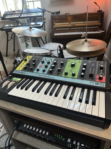 Moog grandmother semi - grandmother, semi-modular