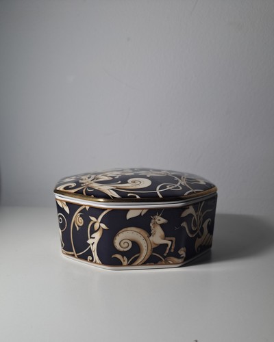 Wedgwood cornucopia ocatgonal - cornucopia,