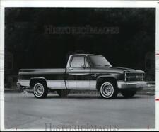 Press Photo A Chevrolet Pickup
