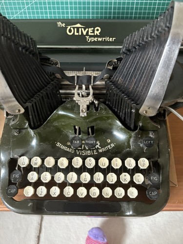 Batwing typewriter oliver 9 - typewriter,
