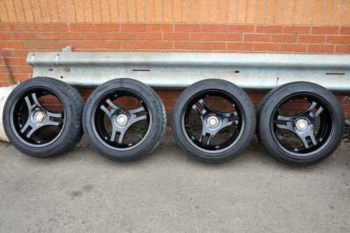 Black alloy wheels - 4,