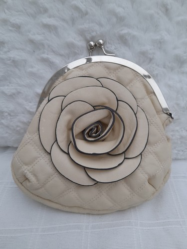 Flower clutch bag beige - 3d,