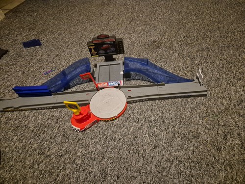 Lightning mcqueen race track - lightning,