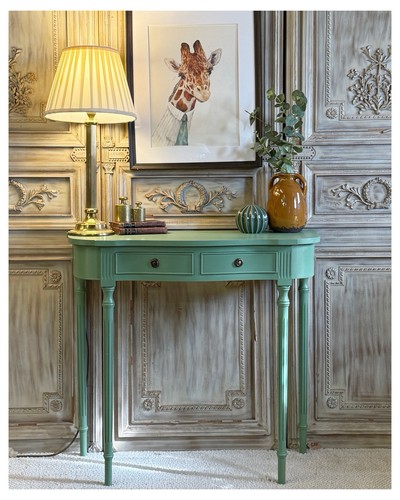 Small narrow hall - hall, table