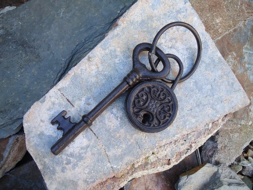 Large jail key padlock - large,