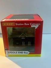 Hornby N8078 Station Row