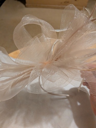 Light pink knot feather - light,
