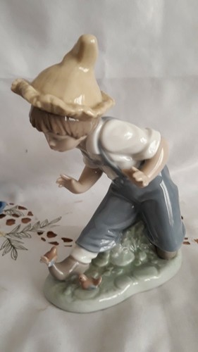 Nao lladro 1096 boy - 1096, playing