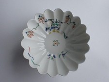 Antique Japanese Imari bowl in Kakiemon style floral 18C hand painted #5083