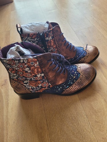 Irregular choice bed roses - irregular,