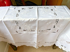 VINTAGE WHITE POLYESTER ROUND TABLECLOTH~50" SILKY FLORAL EMBROIDERY + NAPKINS
